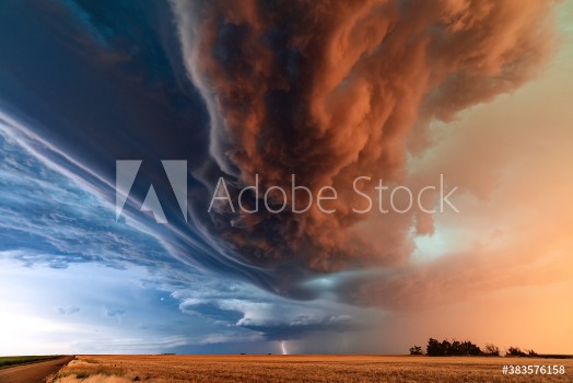 Picture of Supercell thunderstorm with dramatic storm clouds and lightning
